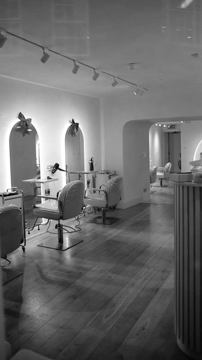 Kemerli aynaları ve koltuklarıyla bir salon içi (temsili stok fotoğraf)